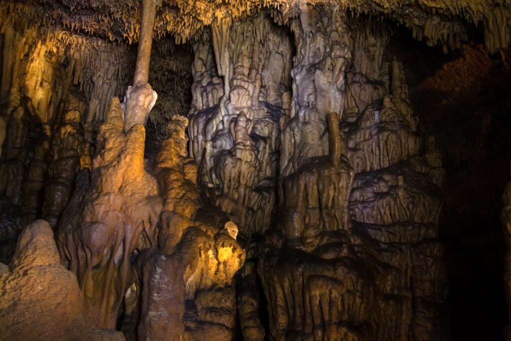 A picture of the cave formations inside Cap Gave of Kentucky.